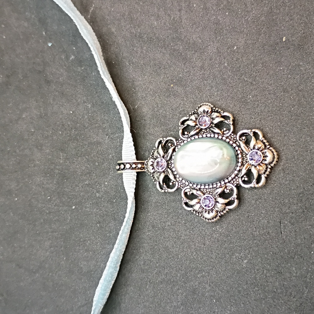 Elegant Silver and Purple Pendant Necklace - Picture 2 of 3